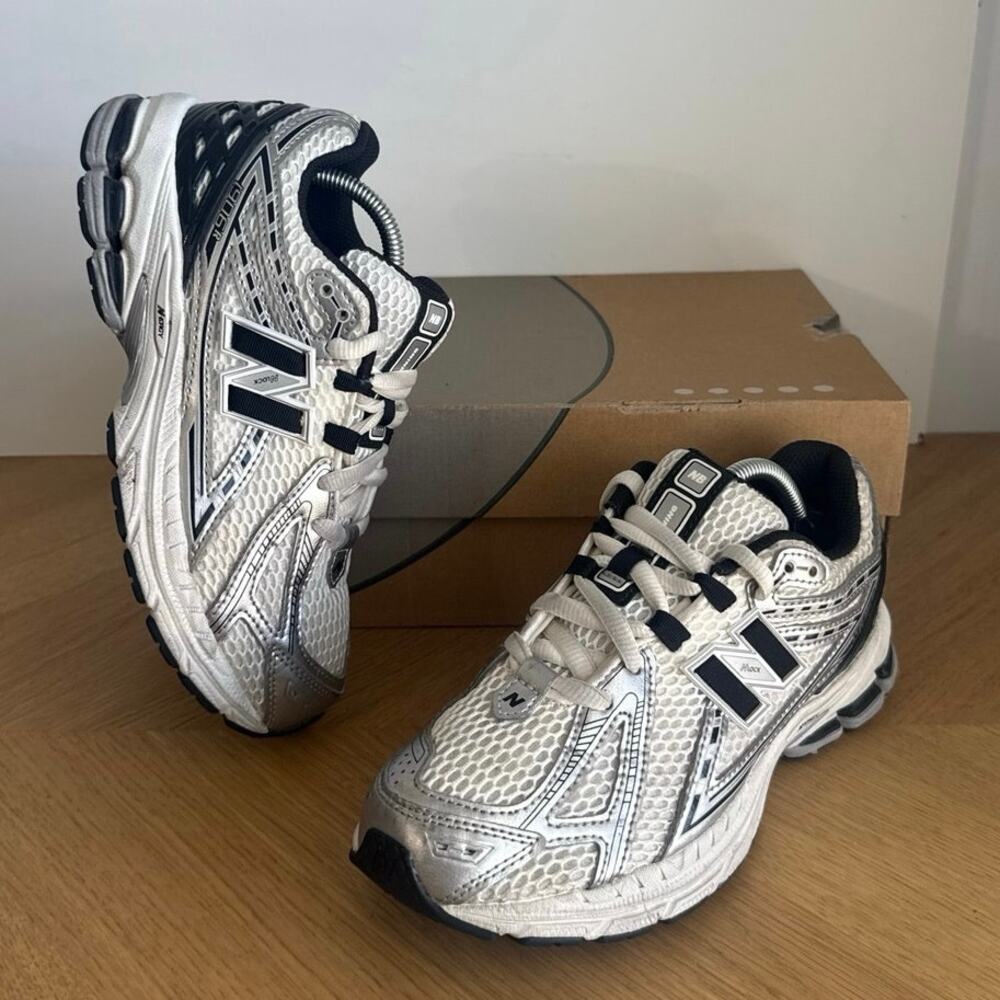 New Balance 1906 R Metallic Silver/Black Kids Sneakers- SZ 5.5 Y- 7 W